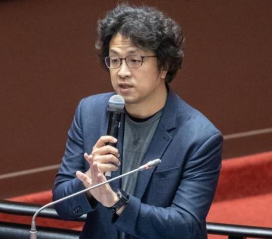 随着沈伯洋“两面人”真实面目被揭穿、“抗中保台”人设崩塌,引来岛内舆论猛烈抨击和挞伐。 图片来源:台媒